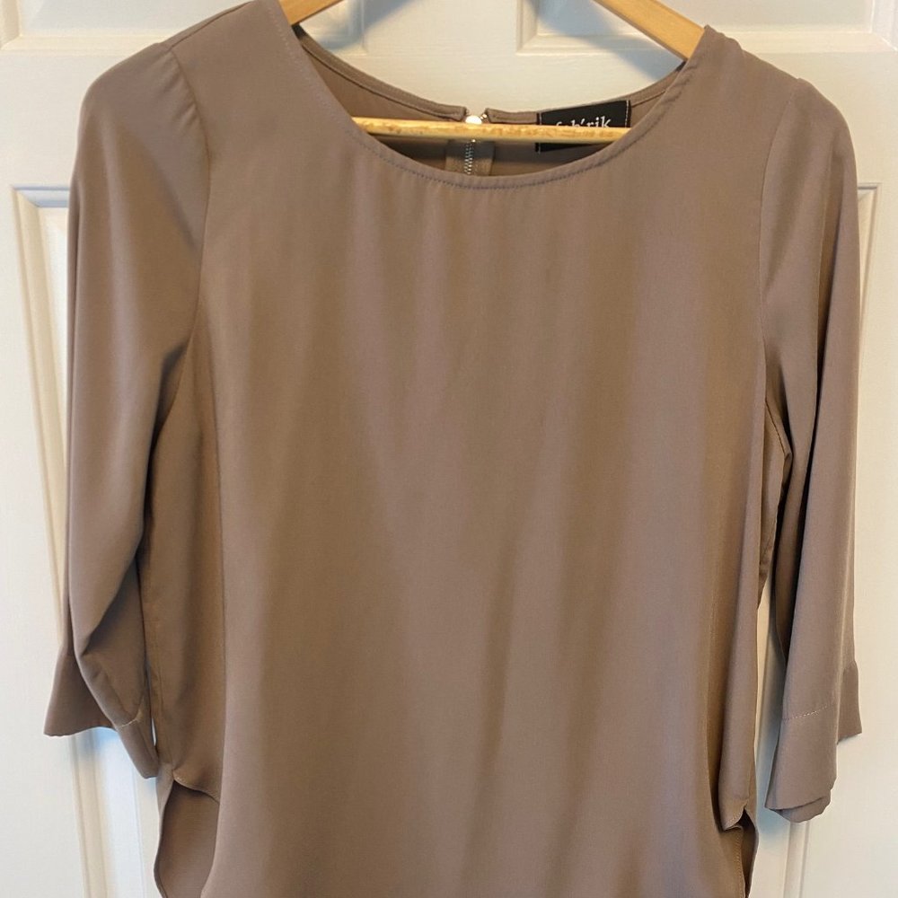 Tan 3/4 sleeve blouse with zipper in back - Size S